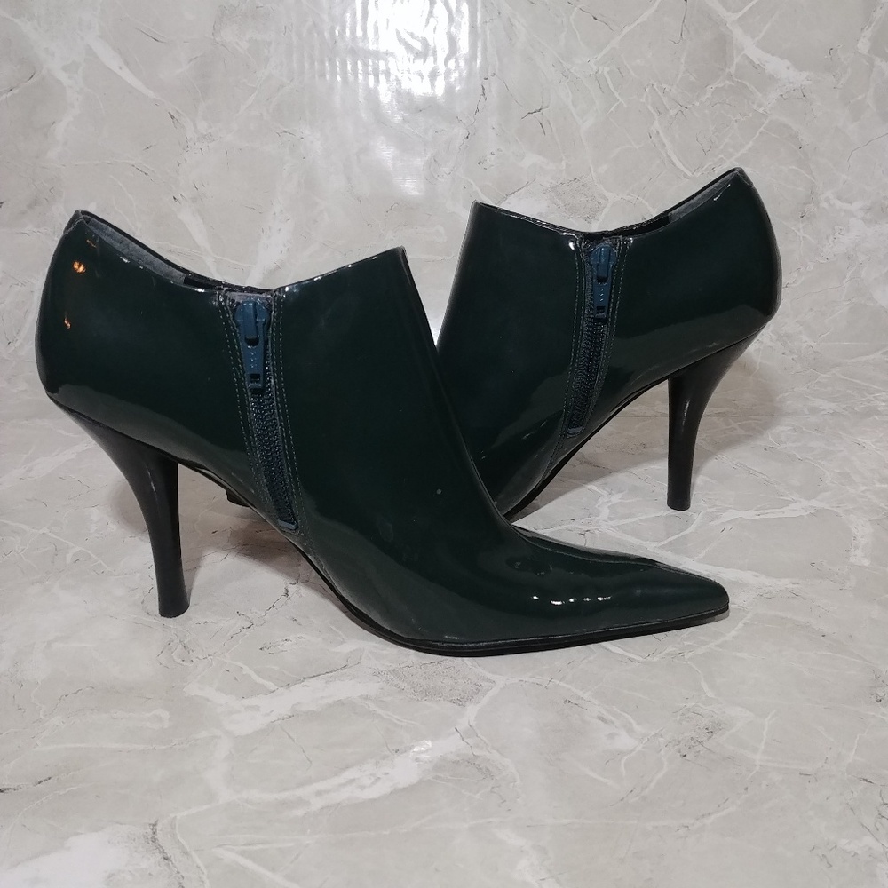 Nine West Vinyl Zippered Booties sz 6